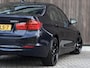 BMW 3-Serie 320i Upgrade Edition | M-SPORT VELGEN | LEDER | TREKHAAK | GOED ONDERHOUDEN