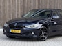 BMW 3-Serie 320i Upgrade Edition | M-SPORT VELGEN | LEDER | TREKHAAK | GOED ONDERHOUDEN