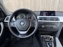 BMW 3-Serie 320i Upgrade Edition | M-SPORT VELGEN | LEDER | TREKHAAK | GOED ONDERHOUDEN