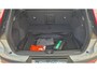 Volvo XC40 2.0 B3 Ultra Black Edition 20” Wielen - Panoramadak - Lounge-pakket - Harman Kardon Audio - 360 Cam - Alarm - Climate - R980 Interieur – Power seats met memory Links - Two Tone – Full led koplampen –Donkere hemel