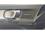 Volvo XC40 2.0 B3 Ultra Black Edition 20” Wielen - Panoramadak - Lounge-pakket - Harman Kardon Audio - 360 Cam - Alarm - Climate - R980 Interieur – Power seats met memory Links - Two Tone – Full led koplampen –Donkere hemel