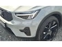 Volvo XC40 2.0 B3 Ultra Black Edition 20” Wielen - Panoramadak - Lounge-pakket - Harman Kardon Audio - 360 Cam - Alarm - Climate - R980 Interieur – Power seats met memory Links - Two Tone – Full led koplampen –Donkere hemel