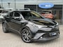 Toyota C-HR / C-HR+ 1.8 Hybrid Executive | Leer | Camera | 18" | DAB+ | Keyless | Winter-pakket | Adaptive CC | PDC | Dealer onderhouden Interesse, Proefrit? Bel of app met: 06-24 28 28 42/ 06-42130156
