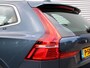 Volvo XC60 2.0 B5 Inscription Automaat / Panoramadak / Massage voorstoelen / Trekhaak / Luchtvering / Gelaagde ramen / Head-up Display / Alarm klasse 3