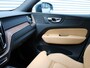 Volvo XC60 2.0 B5 Inscription Automaat / Panoramadak / Massage voorstoelen / Trekhaak / Luchtvering / Gelaagde ramen / Head-up Display / Alarm klasse 3