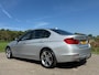 BMW 3-Serie 320i High Executive Automaat / 2e Eigenaar / Bi-Xenon / 18" Velgen / Navi / Clima / Dealer Onderhouden / PDC / Cruise