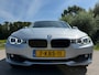 BMW 3-Serie 320i High Executive Automaat / 2e Eigenaar / Bi-Xenon / 18" Velgen / Navi / Clima / Dealer Onderhouden / PDC / Cruise