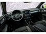 Volvo EX40 Single Motor Extended Range Ultra Black Ed. 82 kWh | Black Edition | Europa | Schuif-/Kanteldak | Harman Kardon Audio | Adaptieve Cruise Control | Stuur-/Stoelverwarming V+A | Warmtepomp | Getint Glas |