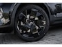 Volvo EX40 Single Motor Extended Range Ultra Black Ed. 82 kWh | Black Edition | Europa | Schuif-/Kanteldak | Harman Kardon Audio | Adaptieve Cruise Control | Stuur-/Stoelverwarming V+A | Warmtepomp | Getint Glas |