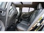 Volvo EX40 Single Motor Extended Range Ultra Black Ed. 82 kWh | Black Edition | Europa | Schuif-/Kanteldak | Harman Kardon Audio | Adaptieve Cruise Control | Stuur-/Stoelverwarming V+A | Warmtepomp | Getint Glas |