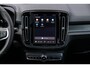 Volvo EX40 Single Motor Extended Range Ultra Black Ed. 82 kWh | Black Edition | Europa | Schuif-/Kanteldak | Harman Kardon Audio | Adaptieve Cruise Control | Stuur-/Stoelverwarming V+A | Warmtepomp | Getint Glas |