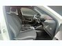 Peugeot e-2008 EV Active Pack 50 kWh | Navigatie | Camera | Apple Carplay / Android Auto | SOH 97,56% | Achterbank in delen neerklapbaar | Achteruitrijcamera | Airco (automatisch)