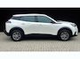 Peugeot e-2008 EV Active Pack 50 kWh | Navigatie | Camera | Apple Carplay / Android Auto | SOH 97,56% | Achterbank in delen neerklapbaar | Achteruitrijcamera | Airco (automatisch)