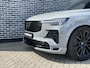 Volvo XC90 2.0 T8 Plug-in hybrid AWD Ultra Black Ed. Exec. | HEICO Edition | Luchtvering met selected level | Geventileerde Nappa lederen stoelen met massage | Trekhaak | Bowers en Wilkins Audio | Gelaagd glas | 22" velgen | 360 camera | Adaptieve cruise control |