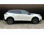Peugeot 2008 1.2 PureTech GT Pack | Apple Carplay / Android Auto | Focal geluid | Navigatie | Stoelverwarming | Adaptieve Cruise | Alcantara bekleding | Achterbank in delen neerklapbaar | Achteruitrijcamera | Afwijkende dakkleur