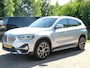 BMW X1 sDrive18i High Executive Edition 140 PK | Afneembare Trekhaak | Dealeronderhouden | Lederen Bekleding | Stoelverwarming | Camera | Head-Up display | Elektrische Klep | LED |