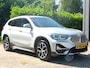 BMW X1 sDrive18i High Executive Edition 140 PK | Afneembare Trekhaak | Dealeronderhouden | Lederen Bekleding | Stoelverwarming | Camera | Head-Up display | Elektrische Klep | LED |