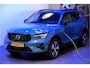 Volvo XC40 1.5 T5 Plug-in Hybrid 193kW/262pk DCT7 Plus Dark HARMAN/KARDON + EL.TREKHAAK + ADAPT.CRUISE + PILOT ASSIST + STOEL-&STUURVERWARMING + BLIS + LANE ASSIST + ACHTERUITRIJCAMERA + KEYLESS ENTRY&GO + POWER SEATS + PARKSENSOREN V&A + 19” LM-VELGEN!!