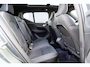 Volvo XC40 2.0 B4 Plus Dark | Trekhaak | Panoramadak | Harman Kardon Audio | Achteruitrijcamera | Parkeersensoren | Keyless Entry | Elektrische Achterklep | Elektrisch Verstelbare Voorstoelen | Stoelverwarming | Google Navigatie | Apple Carplay | Android Auto | Lichtmetalen Velgen 18 inch