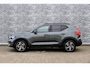 Volvo XC40 2.0 B4 Plus Dark | Trekhaak | Panoramadak | Harman Kardon Audio | Achteruitrijcamera | Parkeersensoren | Keyless Entry | Elektrische Achterklep | Elektrisch Verstelbare Voorstoelen | Stoelverwarming | Google Navigatie | Apple Carplay | Android Auto | Lichtmetalen Velgen 18 inch