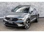Volvo XC40 2.0 B4 Plus Dark | Trekhaak | Panoramadak | Harman Kardon Audio | Achteruitrijcamera | Parkeersensoren | Keyless Entry | Elektrische Achterklep | Elektrisch Verstelbare Voorstoelen | Stoelverwarming | Google Navigatie | Apple Carplay | Android Auto | Lichtmetalen Velgen 18 inch