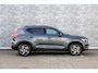 Volvo XC40 2.0 B4 Plus Dark | Trekhaak | Panoramadak | Harman Kardon Audio | Achteruitrijcamera | Parkeersensoren | Keyless Entry | Elektrische Achterklep | Elektrisch Verstelbare Voorstoelen | Stoelverwarming | Google Navigatie | Apple Carplay | Android Auto | Lichtmetalen Velgen 18 inch