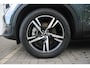 Volvo XC40 B4 197PK Plus Dark | Harman/Kardon Premium Audio | Adaptive Cruise & Pilot Assist | Semi elektrische trekhaak | Verwarmbare voorstoelen | Verwarmbaar stuurwiel | Premium audio by Harman Kardon | 18" Velgen | Power Seats incl. Memory |