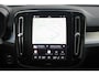 Volvo XC40 B4 197PK Plus Dark | Harman/Kardon Premium Audio | Adaptive Cruise & Pilot Assist | Semi elektrische trekhaak | Verwarmbare voorstoelen | Verwarmbaar stuurwiel | Premium audio by Harman Kardon | 18" Velgen | Power Seats incl. Memory |