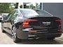 Volvo S60 B4 Plus Dark | Harman Kardon Premium Sound | 20'' lichtmetalen velgen | Elektrisch verstelbare stoelen met geheugen | Elektrisch uitklapbare trekhaak | Stuur en stoelverwarming | Achteruitrijcamera | Keyless | Google Navigatie |