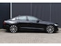 Volvo S60 B4 Plus Dark | Harman Kardon Premium Sound | 20'' lichtmetalen velgen | Elektrisch verstelbare stoelen met geheugen | Elektrisch uitklapbare trekhaak | Stuur en stoelverwarming | Achteruitrijcamera | Keyless | Google Navigatie |
