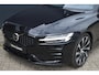 Volvo S60 B4 Plus Dark | Harman Kardon Premium Sound | 20'' lichtmetalen velgen | Elektrisch verstelbare stoelen met geheugen | Elektrisch uitklapbare trekhaak | Stuur en stoelverwarming | Achteruitrijcamera | Keyless | Google Navigatie |