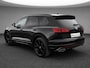Volkswagen Touareg 3.0TSI 340kW/462PK R-line · Panoramadak · Trekhaak · Leder · Luchtvering