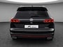 Volkswagen Touareg 3.0TSI 340kW/462PK R-line · Panoramadak · Trekhaak · Leder · Luchtvering
