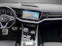 Volkswagen Touareg 3.0TSI 340kW/462PK R-line · Panoramadak · Trekhaak · Leder · Luchtvering