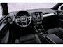 Volvo XC40 2.0 B4 Plus Dark | Trekhaak | Panoramadak | Harman Kardon Audio | Achteruitrijcamera | Parkeersensoren | Keyless Entry | Elektrische Achterklep | Elektrisch Verstelbare Voorstoelen | Stoelverwarming | Google Navigatie | Apple Carplay | Android Auto | Lichtmetalen Velgen 18 inch