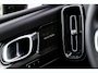 Volvo XC40 2.0 B4 Plus Dark | Trekhaak | Panoramadak | Harman Kardon Audio | Achteruitrijcamera | Parkeersensoren | Keyless Entry | Elektrische Achterklep | Elektrisch Verstelbare Voorstoelen | Stoelverwarming | Google Navigatie | Apple Carplay | Android Auto | Lichtmetalen Velgen 18 inch