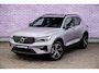 Volvo XC40 2.0 B4 Plus Dark | Trekhaak | Panoramadak | Harman Kardon Audio | Achteruitrijcamera | Parkeersensoren | Keyless Entry | Elektrische Achterklep | Elektrisch Verstelbare Voorstoelen | Stoelverwarming | Google Navigatie | Apple Carplay | Android Auto | Lichtmetalen Velgen 18 inch