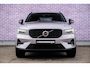 Volvo XC40 2.0 B4 Plus Dark | Trekhaak | Panoramadak | Harman Kardon Audio | Achteruitrijcamera | Parkeersensoren | Keyless Entry | Elektrische Achterklep | Elektrisch Verstelbare Voorstoelen | Stoelverwarming | Google Navigatie | Apple Carplay | Android Auto | Lichtmetalen Velgen 18 inch