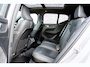 Volvo XC40 2.0 B4 Plus Dark | Trekhaak | Panoramadak | Harman Kardon Audio | Achteruitrijcamera | Parkeersensoren | Keyless Entry | Elektrische Achterklep | Elektrisch Verstelbare Voorstoelen | Stoelverwarming | Google Navigatie | Apple Carplay | Android Auto | Lichtmetalen Velgen 18 inch
