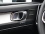 Volvo XC40 2.0 B4 Plus Black Edition / Stoel- + stuurwielverwarming / Elektr. stoelverstelling / Harman Kardon Audio / Nubuck / Achteruitrijcamera / 20" / Pilot Assist / BLIS