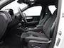 Volvo XC40 2.0 B4 Plus Black Edition / Stoel- + stuurwielverwarming / Elektr. stoelverstelling / Harman Kardon Audio / Nubuck / Achteruitrijcamera / 20" / Pilot Assist / BLIS