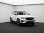 Volvo XC40 2.0 B4 Plus Black Edition / Stoel- + stuurwielverwarming / Elektr. stoelverstelling / Harman Kardon Audio / Nubuck / Achteruitrijcamera / 20" / Pilot Assist / BLIS