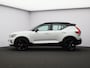 Volvo XC40 2.0 B4 Plus Black Edition / Stoel- + stuurwielverwarming / Elektr. stoelverstelling / Harman Kardon Audio / Nubuck / Achteruitrijcamera / 20" / Pilot Assist / BLIS