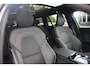 Volvo V60 T8 Plug-in hybrid AWD Ultra Dark | Adaptive Cruise & Pilot Assist | Panoramadak | Trekhaak | 360 graden camera | Head-up display | Premium audio by Harman Kardon | Verwarmbare voorstoelen en achterbank | Keyless