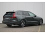 Volvo V60 T8 Plug-in hybrid AWD Ultra Dark | Adaptive Cruise & Pilot Assist | Panoramadak | Trekhaak | 360 graden camera | Head-up display | Premium audio by Harman Kardon | Verwarmbare voorstoelen en achterbank | Keyless