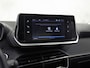 Peugeot 2008 1.2 PureTech Allure Pack 131Pk (VIRTUAL COCKPIT, APPLE CARPLAY, GROOT NAVI, LEDER, 360 CAMERA, SPORTSTOELEN, GETINT GLAS, KEYLESS, TREKHAAK, NIEUWSTAAT)