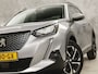 Peugeot 2008 1.2 PureTech Allure Pack 131Pk (VIRTUAL COCKPIT, APPLE CARPLAY, GROOT NAVI, LEDER, 360 CAMERA, SPORTSTOELEN, GETINT GLAS, KEYLESS, TREKHAAK, NIEUWSTAAT)