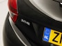 Peugeot 208 1.2 PureTech Signature (APPLE CARPLAY, LOGISCH NAP, NAVIGATIE, GETINT GLAS, SPORTSTOELEN, PARKEERSENSOREN, LM VELGEN, CRUISE, NIEUWSTAAT)