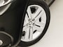 Peugeot 208 1.2 PureTech Signature (APPLE CARPLAY, LOGISCH NAP, NAVIGATIE, GETINT GLAS, SPORTSTOELEN, PARKEERSENSOREN, LM VELGEN, CRUISE, NIEUWSTAAT)
