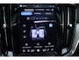 Volvo V60 T8 Plug-in hybrid AWD Plus Dark | Panoramadak | Trekhaak | Verwarmbare voorstoelen, achterbank en stuurwiel | 360 graden camera | Head-up display | Premium audio by Harman Kardon | Keyless